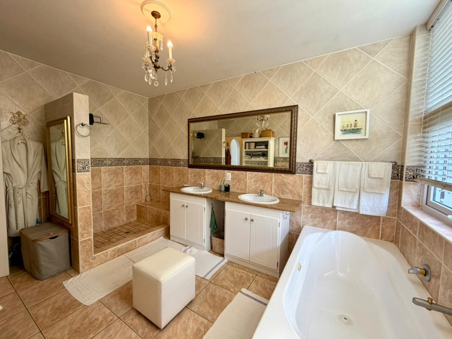 4 Bedroom Property for Sale in Constantia Kloof Western Cape